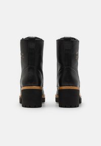 Czarne skórzane botki za kostkę o teksturowanym wykończeniu, z miodowym drewnianym śródpodeszwą i solidną czarną gumową podeszwą.