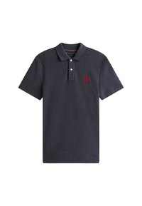 Polo de color azul marino con mangas cortas, tapeta de dos botones y emblema bordado en rojo. Tejido texturizado con un patrón sutil.