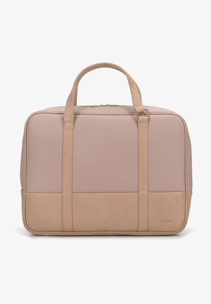 Bolso de cuero rosa claro con una superficie texturizada, dos asas de transporte y un cierre dorado. Presenta un panel inferior liso y una sutil marca.