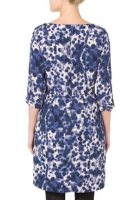 Šaty s vzorem, které mají námornickou modrou a krémovou skvrnkovou design, tříčtvrteční rukávy, lodičkový výstřih a přiléhavý pas se švovými detaily.