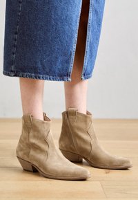 RIDER - Bota de tornozelo estilo cowboy/motociclista - nuts
