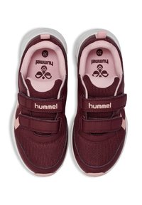 Bordeauxfarbene und pinke Kindersneaker mit Klettverschluss und einem Mesh-Obermaterial, mit dem "hummel"-Logo an der Seite und auf der Innensohle.