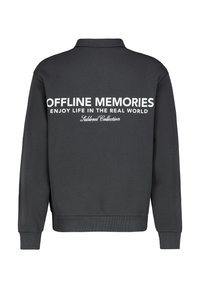 Dunkelgrauer Sweatshirt mit Kragen, langen Ärmeln, gerippten Bündchen und Saum. Mit weißem Textdruck auf der Rückseite: "OFFLINE MEMORIES ENJOY LIFE IN THE REAL WORLD."