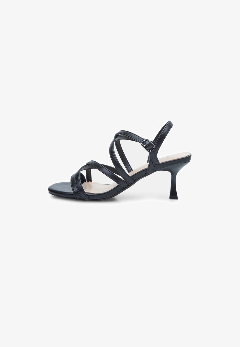 Zwarte strappy sandaal met een strakke uitstraling, voorzien van een smalle hak, verstelbare gespsluiting en een glad leren afwerking.