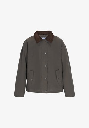 Veste olive avec un col en velours côtelé marron, dotée d'un bouton sur le devant et de deux poches latérales, fabriquée à partir d'un matériau à texture lisse.