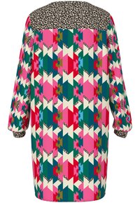 Mehrfarbiges langärmliges Kleid mit geometrischen Mustern in Pink, Grün und Creme, mit einem schwarzen Leopardenmuster-Kragen.
