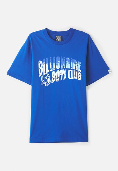 Blå bomull T-skjorte med hvit grafisk utskrift som står "Billionaire Boys Club," med en astronautillustrasjon. Korte ermer, rund hals.