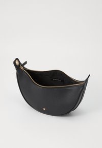 Clutch bag em couro preto com acabamento texturizado, fecho dourado e forma oval curvada. Possui um bolso interior com etiqueta.