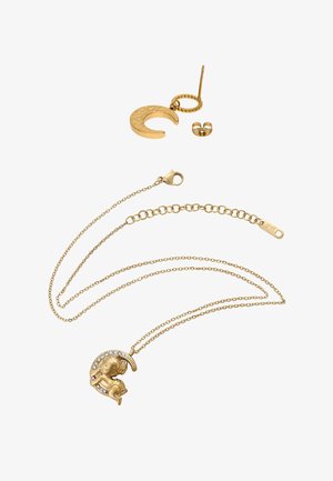 Set de bijuterii cu ton auriu, care include o cercei cu stud în forma unei semilune și un colier cu un pandantiv în formă de bebeluș, ambele decorate cu mici pietre strălucitoare clare.