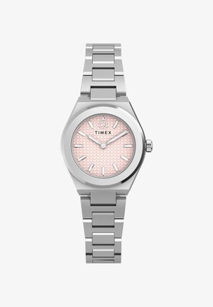 Ura Timex z nerjavečim jeklenim paščkom in rožnato teksturiranim številčnico, srebrnimi označevalci ur in dvema srebrnima kazalcema, ki kažeta 1:10.