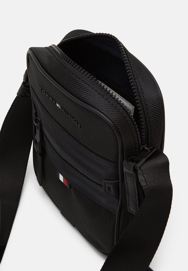 Tommy Hilfiger ELEVATED MINI REPORTER Across body bag black