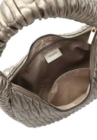 Sac à main argent métallique avec un extérieur matelassé, doté d'une fermeture éclair et d'une doublure intérieure lisse. Comprend une petite poche intérieure.
