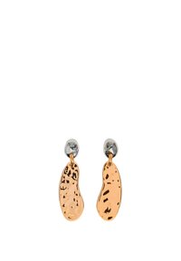 Złote metalowe kolczyki o organicznych, asymetrycznych kształtach, z młotkowanym wykończeniem i srebrnymi akcentami przy zapięciach.