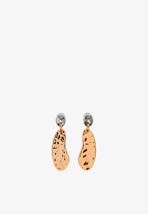 Złote metalowe kolczyki o organicznych, asymetrycznych kształtach, z młotkowanym wykończeniem i srebrnymi akcentami przy zapięciach.