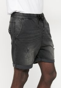 Koroshi BERMUDA JOGGER - Džinsa auduma šorti - denim black denim