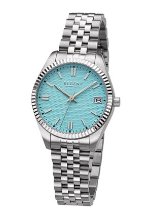 Montre en acier inoxydable argenté avec un cadran turquoise texturé, des index horaires argentés, un affichage de date et un bracelet à maillons robuste.