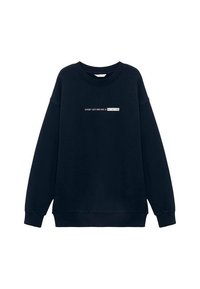 Felpa blu navy realizzata in tessuto morbido, con collo rotondo e maniche lunghe. La parte anteriore presenta una grafica testuale: "OGNI AZIONE HA UNA REAZIONE."