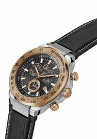 Chronografur med en sort textured urskive, guld accenter, sølv rustfrit stål urkasse og sort læderrem med hvid syning.