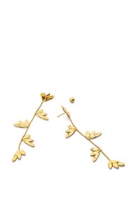 Pendientes de tono dorado diseñados como enredaderas alargadas con detalles de hojas texturizadas, con cierre de poste y una pieza trasera removible.