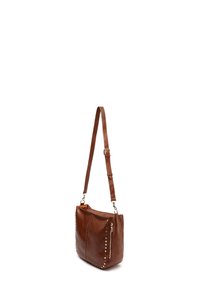 Braune Lederschultertasche mit verstellbarem Riemen, seitlichem Reißverschluss und metallischen Nietenverzierungen entlang einer Naht. Glatte Textur, strukturierte Form.