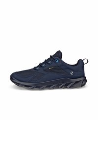 Sneakers da esterno blu navy con tomaia texturizzata, dettagli in rete e una suola in gomma robusta con un design del battistrada pronunciato.
