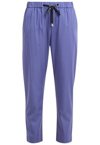 Fioletowe spódnice zwężane wykonane z lekkiego materiału, z elastycznym pasem z czarnym sznurkiem do regulacji oraz srebrnymi elementami. 