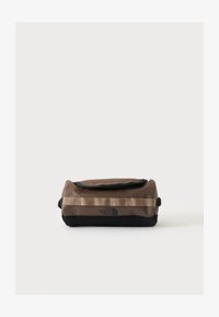 Επιλέχθηκε, smokey brown/black