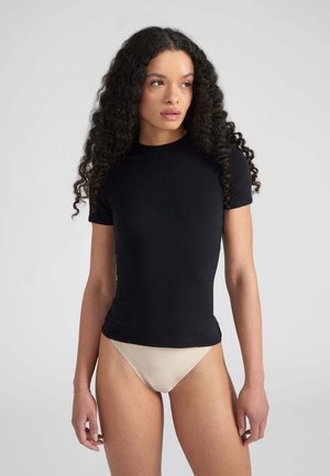 Zwarte kortekorte top van gladde stof, aansluitend ontwerp, ronde halslijn, gecombineerd met beige minimalistische onderkant.