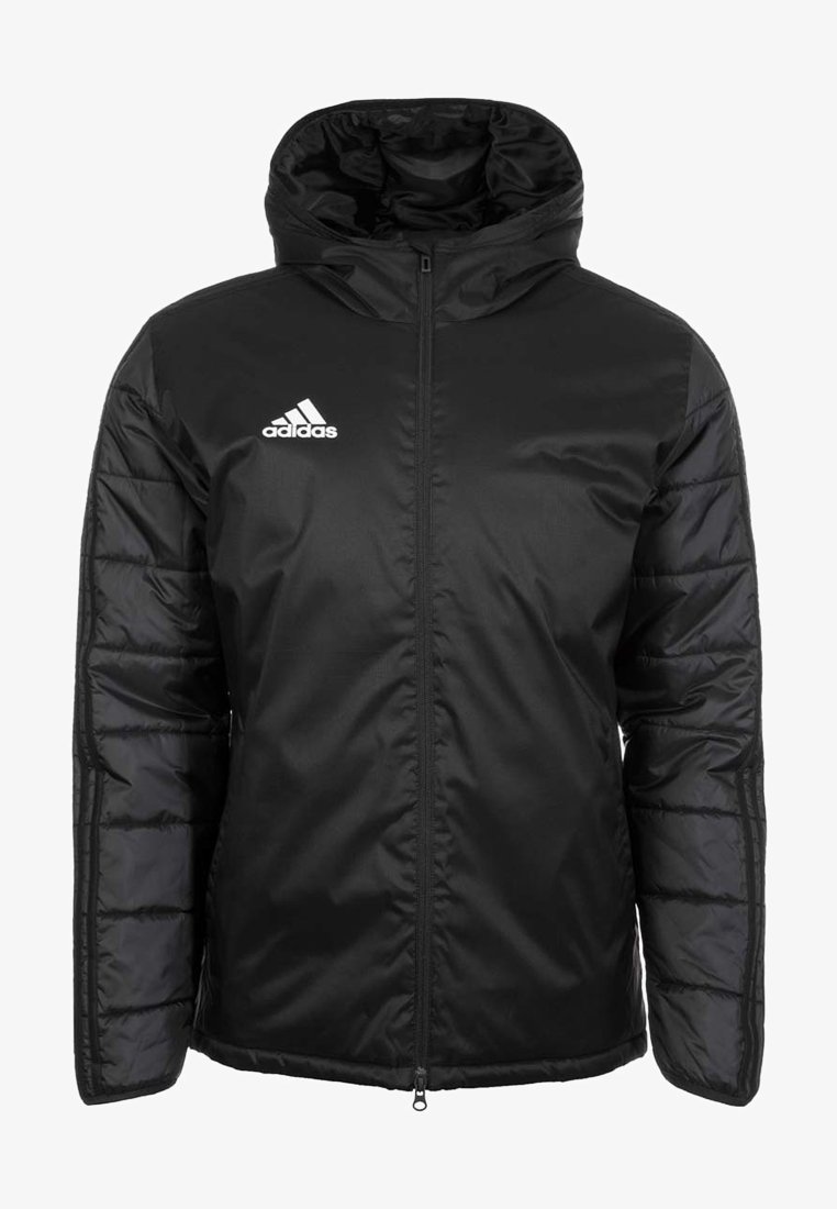 Giacca nera con cappuccio, dotata di zip frontale, maniche trapuntate e logo Adidas bianco sul petto. Realizzata in materiale leggero e resistente all'acqua.