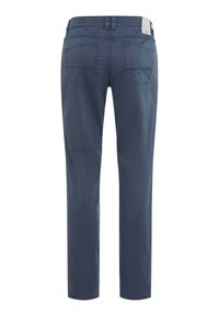 Pantalon droit bleu marine avec poches arrière, passants pour ceinture, et une étiquette de marque blanche sur la ceinture.