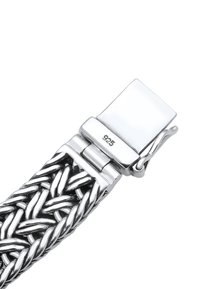 Söljeband i 925 sterlingsilver, med ett vävt mönster och släta, polerade detaljer samt ett rektangulärt spänne för säker stängning.