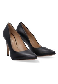 Černé vysoké podpatky s špičatou špičkou a hladkou koženou texturou. Podpatky jsou elegantní a mají interiér v barvě pudru.