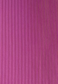 Gros plan d'un tissu texturé avec des fines rayures verticales dans des nuances de violet et de magenta.