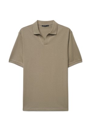 Polo beige a maniche corte con motivo geometrico texturizzato e colletto aperto, mostrata distesa su sfondo bianco.
