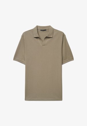 Polo beige a maniche corte con motivo geometrico texturizzato e colletto aperto, mostrata distesa su sfondo bianco.