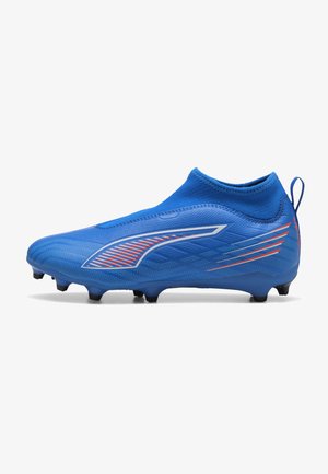 Crampon de football bleu avec une tige en forme de chaussette, finition texturée et un design angulaire blanc et rouge. Équipé de plusieurs crampons noirs pour une meilleure adhérence.