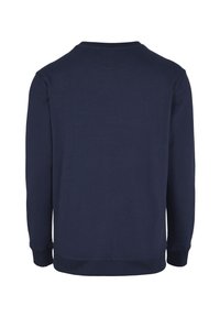 Felpa di un blu navy scuro con maniche lunghe, collo rotondo, polsini e orlo a coste. Realizzata in un tessuto morbido con una texture liscia. Senza fantasie o decorazioni.
