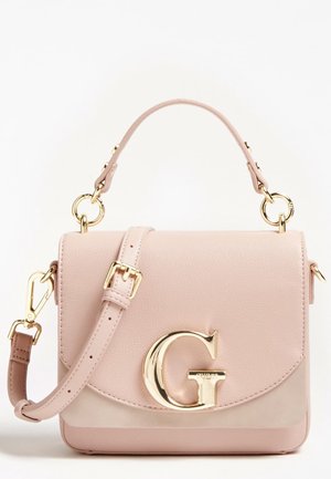 Jasnoróżowa skórzana torebka z złotymi okuciami, górnym uchwytem, regulowanym paskiem na ramię oraz dużym złotym logo "G" na przedniej klapie.