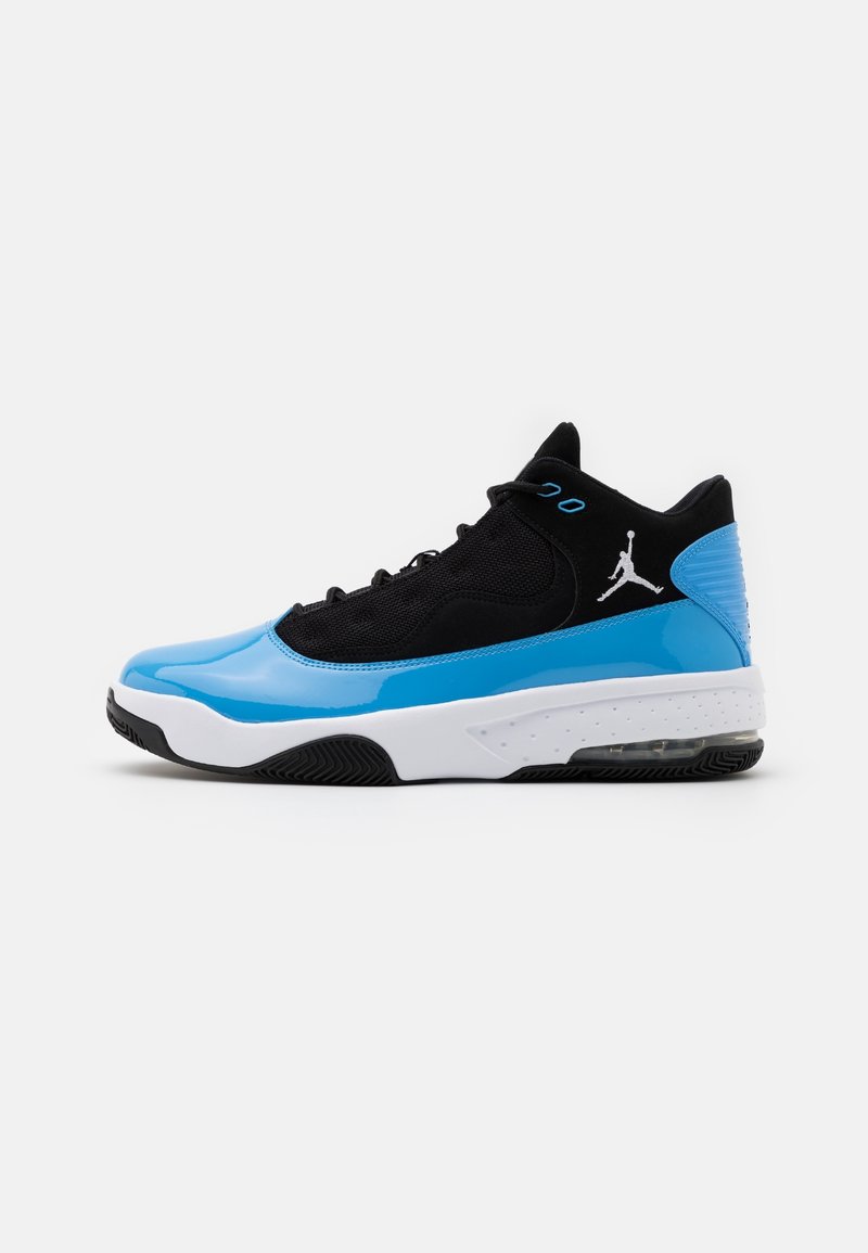Chaussure de basketball montante noire et bleu vif avec semelle blanche et logo Jumpman sur le talon, vue du côté extérieur.