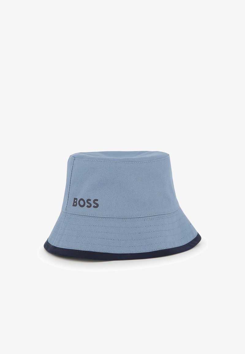 Bob bleu clair en tissu de coton, avec un bord marine et le logo "BOSS" en lettres foncées sur le côté. Finition texturée.