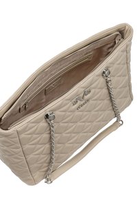 Gequilte beige synthetische leren handtas met zilverkleurige hardware, ketenconstructie handvatten en een ritscompartiment binnenin. Bevat een logo detail.