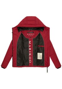 Veste matelassée rouge avec doublure intérieure noire, nom de la marque "MARIKOO" imprimé à l'intérieur, une petite poche intérieure et une capuche.
