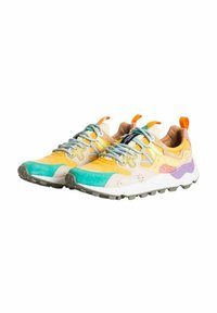 Sneaker multicolori con una combinazione di tonalità gialle, teal e lavanda. Materiali in camoscio e mesh, punta rotonda e suola in gomma testurizzata.