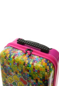 Hårdsidigt resväska med dragkedja i rosa, färgglad pixelmönster, svart handtag och accentgrafik framtill. Hållbart plastmaterial.