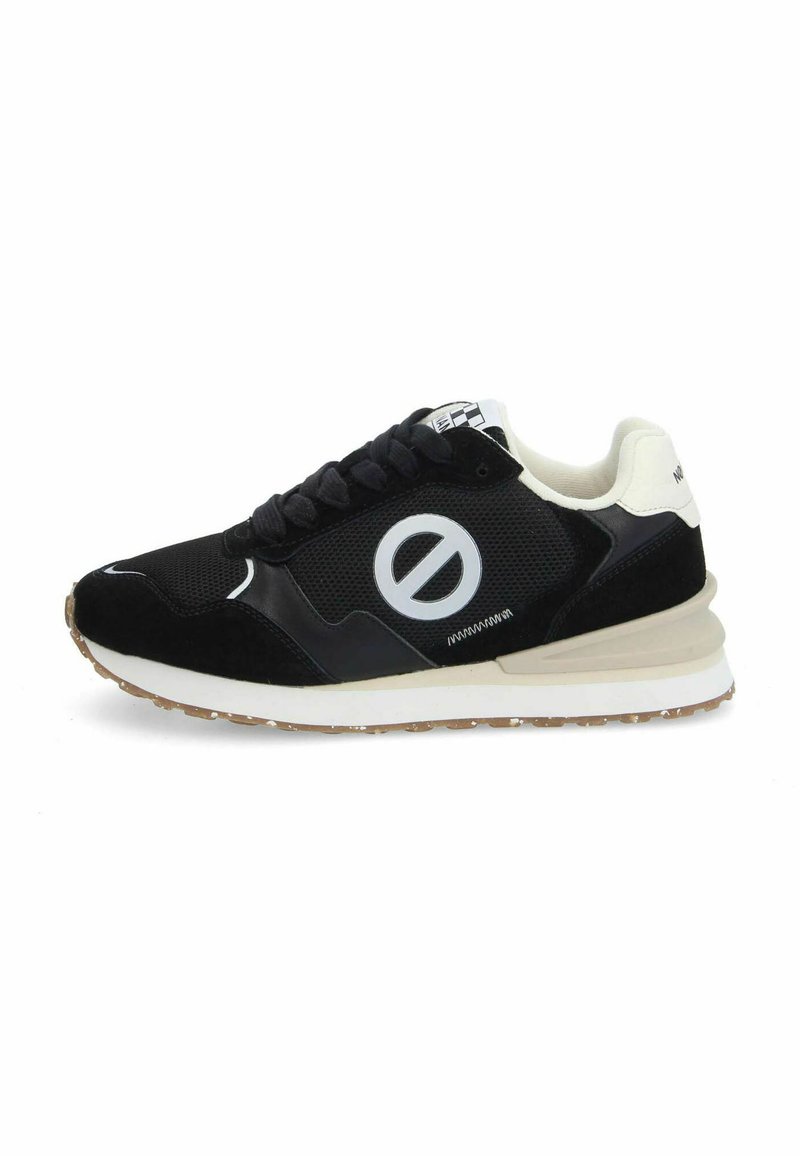 Bottine de sport noir et blanc avec une tige en maille respirante, des accents en daim, une semelle épaisse et un logo circulaire sur le côté.