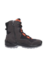 Grijze suède en mesh laars met oranje accenten, vetersluiting aan de voorkant, zijrits en een robuuste zwarte zool met een opvallend profiel.