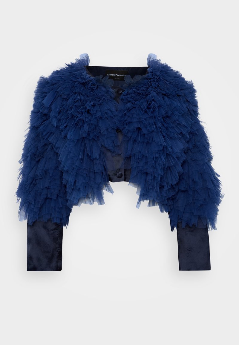 Granatowa krótka kurtka, z warstwami falban tulle na korpusie i gładkimi satynowymi rękawami, z zapięciem na guziki z przodu.