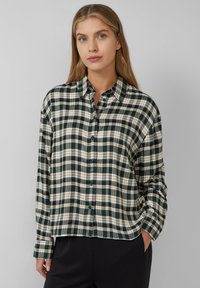 Groen en beige geruite shirt met een knoopsluiting aan de voorkant, lange mouwen en een relaxed fit. Zachte stof met een ruitpatroon en een zakdetail.