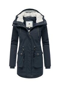 Námornícky modrá parka s kapucňou podšitou umelým kožuchom, so zapínacími vreckami, sťahovacím pásom a pletenými manžetami. Obsahuje štítok vo vnútri.