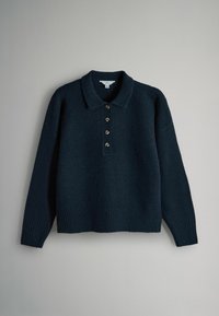 Navy modra pletena pulover s ovratnikom, petimi gumbi in rebrastim robom. Mehka tekstura, sproščen kroj in dolgi rokavi.